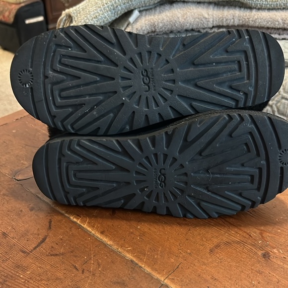 Size 8, black Bailey Button Ugg Boots - Picture 5 of 7